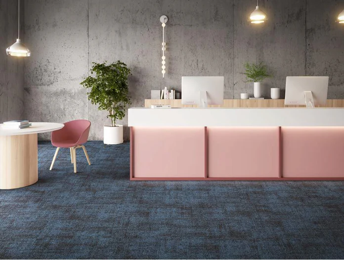 Sistema de alfombras modulares para oficina con diseño resistente y moderno