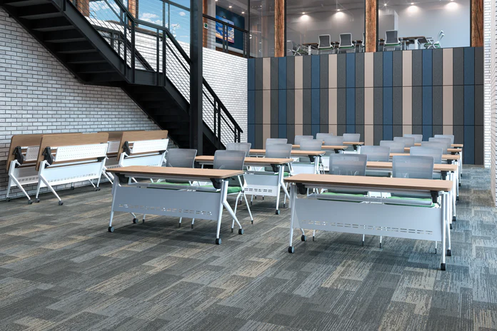 Mobiliario corporativo con mesas para capacitación empresarial