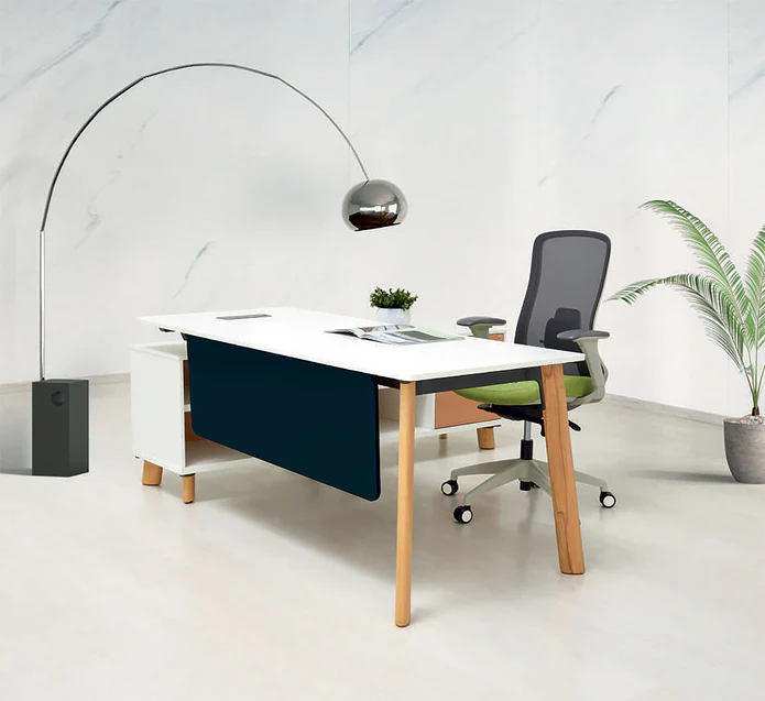 Escritorios funcionales para oficina corporativa profesional