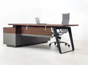 Escritorio funcional para oficina con diseño moderno y práctico